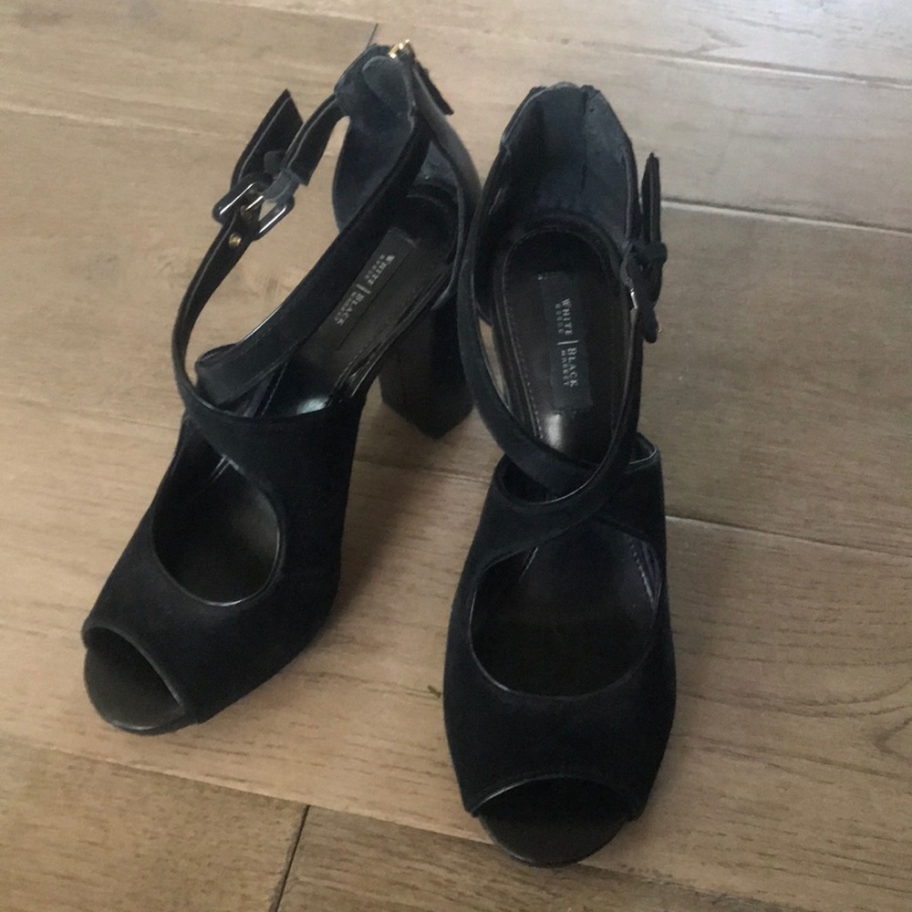Size 8 White House/ Black Market suede shoes